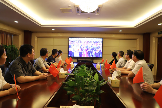 1常運集團公司領(lǐng)導(dǎo)和管理人員一起收看紀念中國人民抗日戰(zhàn)爭暨世界反法西斯戰(zhàn)爭勝利80周年閱兵式直播1